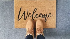 Vad du kan lägga under dörrmattan för att golvet ska hålla sig torrt: ett smart knep