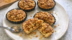 Knäcktoppade äppelkakor i portionsformar – spröd botten och krispig havretopping