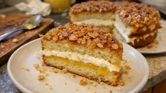 Fylld toscakaka med vaniljkräm och lemon curd – knäckig mandeltosca på toppen