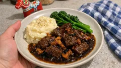 Mustig portergryta med svartvinbär – servera med krämigt palsternacksmos