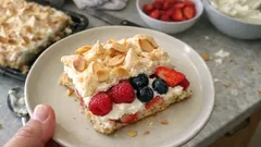 Sommartårta i långpanna med maräng och mandel – fylld med grädde och bär