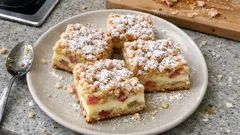 Vaniljrutor med rabarber i långpanna – smulig topp och krämig vaniljfyllning