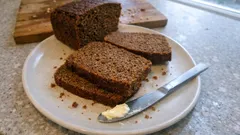 Lättbakad kavring med filmjölk och sirap – saftigt snabbbröd till sill