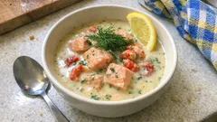 Krämig fisksoppa med lax och kräftost – klar på liten insats