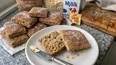 Saftigt rågbröd i långpanna – rågrutor som håller sig mjuka länge