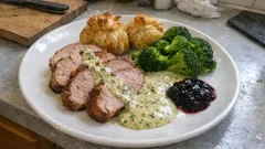 Helstekt fläskfilé med frasig potatisbakelse – festmiddagen som känns genomtänkt