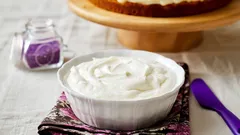 Så gör du en enkel och god tårtkräm