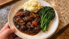 Portergryta med fransyska och palsternacksmos – mustig middag som sköter sig själv