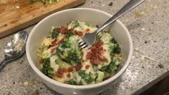 Krämig broccoligratäng med bacon – så får du en ostsås som inte blir vattnig