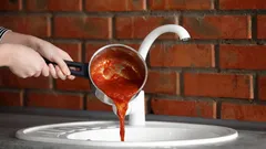 Det här får du absolut inte hälla i vasken – detta vet inte ens erfarna husmödrar