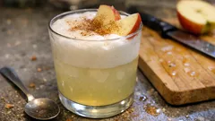 Äppeldrink med gin och kanel – frisk välkomstdrink med mjukt skum