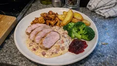 Fläskfilé i krämig baconsås med smörstekta kantareller – helgmiddag som känns lyxig