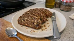 Grovt rågbröd med frön utan jäsning – rör ihop med gräddfil och bikarbonat