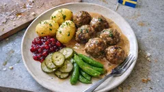 Köttbullar i gräddsås som hemma – så får du saftiga bullar och slät sås