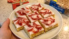 Mazarinrutor i långpanna – saftiga rutor med glasyr och jordgubbssylt