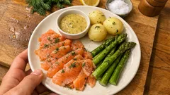 Klassisk gravad lax med dill – så får du rätt sälta och fast konsistens