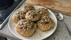 Nattjästa frallor med frötopping – rör ihop degen på kvällen, grädda till frukost