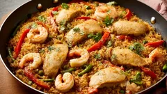Hur du lagar en god paella med kyckling och räkor – steg för steg