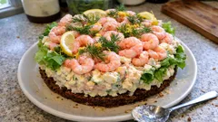 Festlig rund räkbakelse på kavring – krämig räkröra med dill och pepparrot