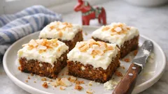 Saftig morotskaka i långpanna – kryddig smet och fluffig färskostglasyr