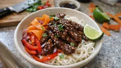 Lövbiff teriyaki med nudlar – snabb vardagswok med krispiga grönsaker