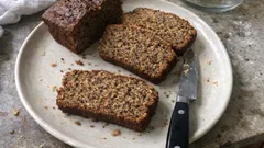 Lättbakat filmjölksbröd med råg och sirap – rör ihop på minuter, grädda i form