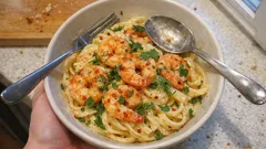 Krämig räkpasta med chili och vitt vin – klar på spisen och full av smak