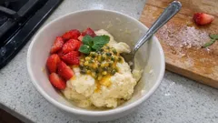 Passionfruktsparfait utan glassmaskin – len, fryst dessert som går att förbereda