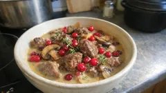 Höstgryta med enbär, svamp och lingon – mustig smak och mört kött på under 2 timmar