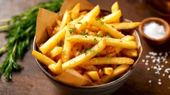 Varken stekt eller kokt: det godaste sättet att tillaga potatis och bevara dess näringsämnen