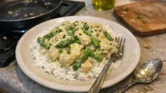 Krämig kycklinggryta med sparris och gräslök – fräsch citron på 25 minuter