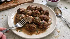 Farmor Anna-Lisas saftiga köttbullar – kryddpeppar och gräddmjölk gör skillnaden