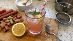 Hemgjord rabarbersaft med citron – friskt, enkelt och perfekt iskallt