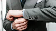 Därför finns det ”onödiga” knappar på kavajärmarna – det här visste du nog inte