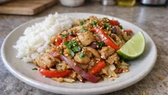 Kycklingwok med vitkål och paprika – klar på runt 25 minuter, med enkel marinad