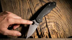 Varför har vissa knivar ett hål i bladet, och vad är det egentligen till för?