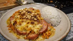 Falukorvsgratäng med curry och sambal – krämig vardagsmiddag på 15 minuter