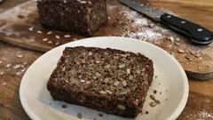 Saftigt danskt rågbröd med solrosfrön – skållningen som gör skillnaden