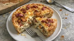 Krämig kantarellpaj med bacon och prästost – så får du en frasig botten