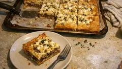 Köttfärspaj i långpanna med fetaost – lätt att laga till många