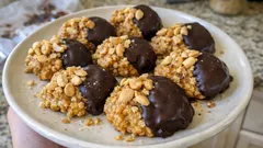 Snickerskakor utan ugn – knäckigt sega med jordnötssmör och Rice Krispies