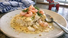 Torskrygg med räkor i vitvinssås – krämig vardagslyx på 20 minuter