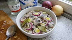 Klassisk löksill med lagerblad och kryddpeppar – låt den stå ett dygn för bästa smak