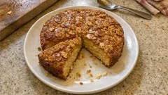 Mjuk toscakaka med knäckigt mandeltäcke – så får du ytan perfekt