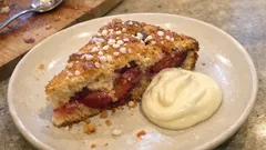 Lättbakad plommonkaka – saftig sockerkaka med knäckig pärlsockertopp