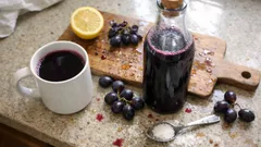 Hemkokt vindruvssaft med citron – enkel saft som blir frisk och klar