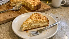 Äppelfylld vaniljkaka med smuldeg – krämig fyllning och spröd topping