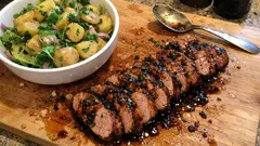 Dubbelmarinerad fläskfilé med fransk potatissallad – festrätten som går att förbereda