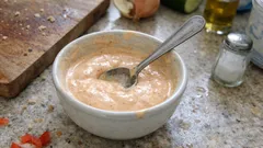 Krämig kebabsås med pizzeriasmak – klar på 5 minuter (med Fanta eller ananasjuice)