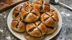 Mjuka rosenbröd med vallmofrön – luftiga småbröd med fint kryss på toppen